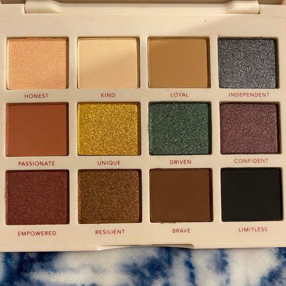 🐶 NWT Persona Identify Two Eyeshadow Palette - Picture 2 of 7